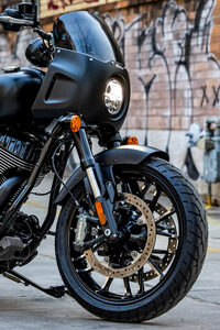 「スポーツチーフ」の特徴であるクオーターフェアリングと、「チャレンジャー」ゆずりのフロントの足まわり。タイヤに関してはベース車と同じく、前：130/60B19、後ろ：180/65B16サイズの「ピレリ・ナイトドラゴン」を装着している。