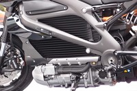 車体中央の黒いかたまりは駆動用の高電圧バッテリー。