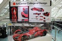 アートセンターのスタンドには優秀作も展示されている。これは「レクサスの燃料電池レーサー」という課題に、ある日本人学生がチャレンジしたもの。（次の写真も同じ）