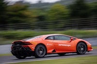 ドライバーの運転意思を0.02秒単位で先読みし、理想的な走行ができるよう車両を予測制御する「ランボルギーニ・ディナミカ・ヴェイコロ・インテグラータ（LDVI）」を搭載。同システムは「ウラカンEVO」が初採用モデルとなっている。