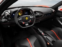 「488GTB」の進化版ともいえそうなインテリア。小径ステアリングホイールを採用する。デザインはフェラーリの社内で行われたという。