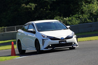 TRDは「プリウス」に、空力効果とドレスアップ性の両方を重視した「アグレッシブスタイル」と、空力的な機能性を追求した「エアロダイナミクススタイル」の2種類のエアロパーツを用意。今回は、前者を装着したモデルに試乗した。