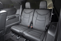 大きなボディーサイズと、車体の後端まで水平に伸びるルーフラインにより、3列目のシートまわりにも実用的な乗車空間が確保されている。