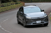 今回試乗した車両の外板色は「チタニウムグレーマット」と呼ばれるオプションカラー。これを含め「ネッソ」では5種類のボディーカラーが設定されている。