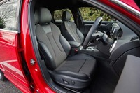 試乗車は、オプションのS lineパッケージに含まれる、クロスとレザーのコンビシートを装着していた。