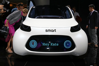 スマートのカーシェアリング用完全自動運転EV「ビジョンEQフォーツー」。フロントのディスプレイは、これから利用するユーザーの顔写真を映し出して迎える。