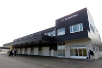 新築の業務棟。かつてはシンプルなプレハブで、季節によってはカメムシが大量発生したという。