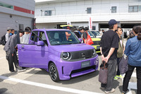 ホンダが2026年5月下旬に発売を予定するスポーツEV「スーパーONE」を展示。軽EVの「N-ONE e：」がベースで室内の広さは同等だが、ワイドトレッド化やブースト機能によるモーター出力アップなどにより、刺激的な走りが楽しめるモデルになっている。