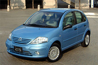 
	TOP写真：C3を挟んで、左側がシトロエンジャポンのフィリップ・クラブロル社長。右の女性はオートモービルシトロエンの、グロ・オエグ国際広報部長。
	 