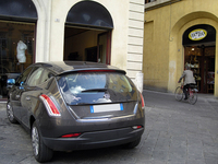 シエナ旧市街にたたずむ「ランチア・デルタ」。レンタカーと思われる。