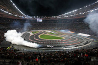 ロケットのようなドラッグスターマシンがゆっくりと1周。その迫力はF1も超える！