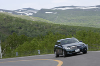 「E550アバンギャルド」の「AIRマティックサスペンション」に対し、「E350アバンギャルド」は「ダイレクトコントロールサスペンション」を採用。こちらは油圧ダンパー式であるが、オイル流量を変化させることで減衰力を最適なものにするという、凝った可変ダンピングシステムを採用している。サスペンション形式は、フロントが先代の4リンク式から3リンク式へと変更されたが、リアのマルチリンク式は踏襲した。