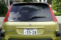 プジョー得意の、コイルではなくトーションバーを用いて上下幅を押さえるトレーリングアーム式リアサスペンションが利いているスクウェアなラゲッジスペース。ハッチゲイトは、電気式スイッチでオープン可。写真をクリックすると、リアシートが折り畳まれるさまを見ることができます。