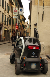 フィレンツェ市街では無料充電ポールの普及にしたがい「ルノー・トゥイジー」を頻繁に見かけるようになった。