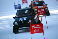 スラロームを実演。