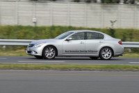 ルームミラー上に設置されたカメラが車線を認識。細かな操舵を自動で行い、直進を維持する。