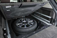 テスト車にはフルサイズのスペアタイヤ（オプション）が搭載されていた。