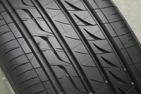 セダン・コンパクトカー向け「レグノGR-XI」のトレッドパターン。右がアウト側。
    