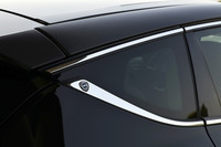 ランチア独自の美意識がボディの随所に貫かれている。ルーフは標準状態ではボディ同色となるが、「Bカラー」と呼ばれるオプションを選べばマットブラックにすることができる。