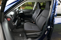 フロントシートは「プロボックスF」「サクシードTX」のみヘッドレスト分離型、その他はヘッドレスト一体型となる。
    