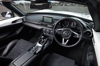 
	インストゥルメントパネルまわりについては、他のグレードとの大きな違いはない。「Sスペシャルパッケージ／Sレザーパッケージ」と同じく、7インチの液晶ディスプレイを用いたインフォテインメントシステムが標準装備される。
	