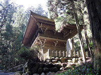 遍路とは、果てなく思える道を歩きながら、お寺を巡って納経するという行為だが、歩き疲れたとき、やっと山門が見えてきたときは、いつでもうれしい。44番大宝寺。