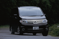 「日産セレナ」しなやかなサスペンションを持つセレナは、乗り心地とハンドリングのバランスに優れ、ウェット路面でも安定したコーナリング・マナーに終始した。