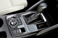 パーキングブレーキが電動化されたことにより、センターコンソールのデザインがすっきりとした。「マツダコネクト」を操作するコマンダーコントロール（シフトセレクター後方のダイヤル）も全車標準装備。
    