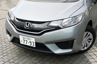 フロントまわりは、ヘッドランプと一体になったウイング型のグリルが特徴。
    