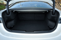 トランクルームについては従来モデルより大きな変更はなし。VDA方式で474リッターの容量を備えている。（写真をクリックすると、トランクスルーの様子が見られます）
    