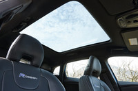 テスト車にはオプションの「パノラマ・ガラスルーフ」（18万円）が装着されていた。