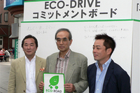 モータージャーナリストの清水和夫氏（左）、河口まなぶ氏（右）と首都高速道路株式会社会長の長谷川康司氏。