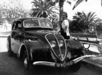 「プジョー302」（1938年）
「プジョー402」の縮小版という位置づけで、セダンとクーペ、カブリオレがあった。1936から38年まで販売された。