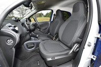 ヘッドレスト一体型のシートが備わる。「パッション」グレードのシート表皮はファブリック。