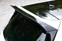 空力性能を高めるため、ボディーには専用形状の前後バンパーやルーフスポイラーが装備される。