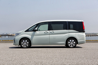 2015年春にデビューした、5代目「ホンダ・ステップワゴン」。全長は先代と同寸ながら、室内はより広く、より便利になったとアピールされる。