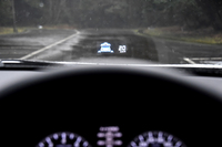 車速や「スポーツハイブリッドSH-AWD」の作動状況などを表示するヘッドアップディスプレイ。4WDシステムの作動状況については、ナビゲーションシステムのモニターでも確認できる。
    