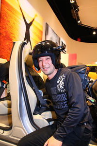 「赤ちゃんの気持ちが分かる」という重りの入ったヘルメット。なるほど、首への負担が半端じゃない。
    