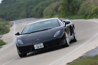 【スペック】ガヤルドLP550-2：全長×全幅×全高＝4345×1900×1165mm／ホイールベース＝2560mm／車重＝1380kg／駆動方式＝MR／5.2リッターV10DOHC40バルブ（550ps/8000rpm、55.1kgm/6500rpm）／価格＝2364万9150円（テスト車＝2436万円／ボディーカラー＜ブラック＞＝22万3125円／カラード・ブレーキ・キャリパー＝9万1875円／トラベルパッケージ＝8万850円／インテリアQ-citura＝31万5000円）