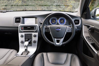 パッケージを導入しても内装関係に変更はなし。試乗した最新の2013年モデルでは、「オートライト」と「イルミネーテッド・シフトノブ」が新たに標準装備となった。