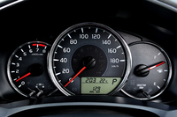 今回のマイナーチェンジで、ガソリン車のメーターの文字盤が銀から黒に変更された。