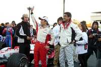 同じくファンに応える佐藤琢磨と鈴木亜久里。チームの財政事情が相変わらず厳しいと聞くが、来季のレースでもこうしたハッピーな表情が見られることを期待したい。