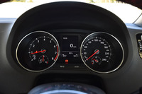 
	「ポロGTI」のメーターは、オーソドックスな2眼式。中央には、液晶のマルチインフォメーションディスプレイが置かれる。
	