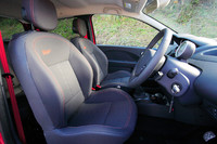 3つのペダルは、チェッカードフラッグの模様をイメージしたデザインのアルミ製。ステアリングホイールに載っかるように据えられたタコメーターには、6800rpmで灯るシフトアップインジケーターが備わる。シートアレンジの使い勝手などはノーマルモデルに準じる。