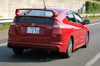 目立つのに、下品な感じがしないリアスポイラー。ステンレス製のスポーツサイレンサーは、「ボボボボボ」とヌケのよさそうな低音を響かせる。