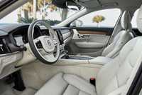 ゆったりとしたサイズのシートはボルボの良き伝統。