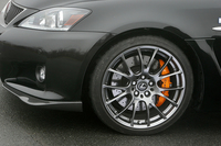 オレンジのブレーキキャリパーも「ダイナミックスポーツチューニング」の特徴。また、通常はオプション扱いの、BBS製鍛造7スポークアルミホイールが標準装備される。