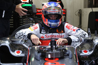 ジェンソン・バトンにとっては何かと悔やまれる週末。土曜日の予選ではミスコミュニケーションでアタックしきれずQ2敗退の13位、決勝ではスタートで他車と接触、フロントウイング交換を余儀なくされ大きく後退したが、その後の追い上げは目覚ましく、最終的に3位表彰台を獲得した。（Photo=McLaren）
