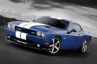 「ダッジ・チャレンジャー」
    「フォード・マスタング」の対抗モデルとして1970年にデビュー。消滅と復活を繰り返し、現在のモデルは2008年から販売されている。映画に登場するのは「SRT8」というトップグレードで、470psの6.4リッターV8エンジンを搭載する。