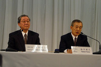 2008年12月5日のホンダF1撤退会見にて。福井威夫代表取締役社長（写真右）とモータースポーツ担当の大島裕志常務執行役員。